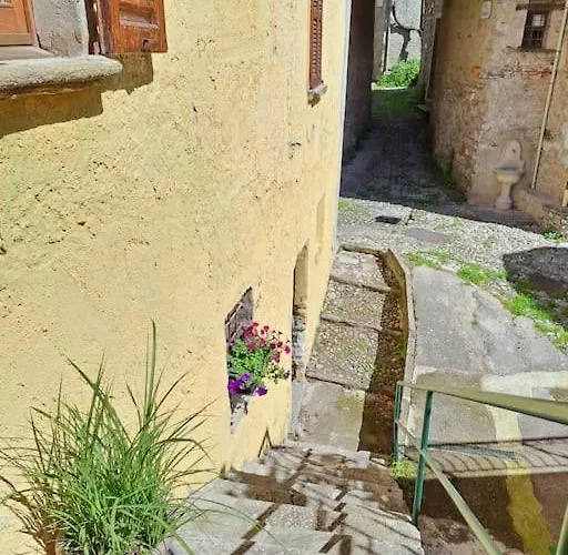 Casa Carla, Velzo, Grandola Ed Uniti, * Naggio (Lombardy)